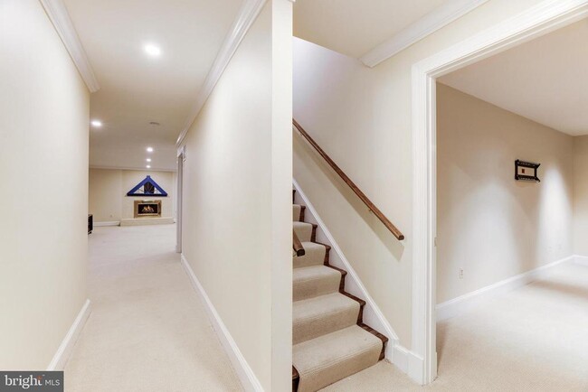 Building Photo - 8001 Greenwich Woods Dr