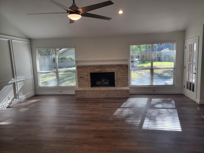 Building Photo - 10403 Pinehurst Dr