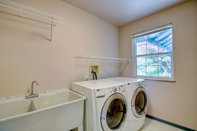 Building Photo - Lovely Clinton Home with Great Light and Pet Friendly!