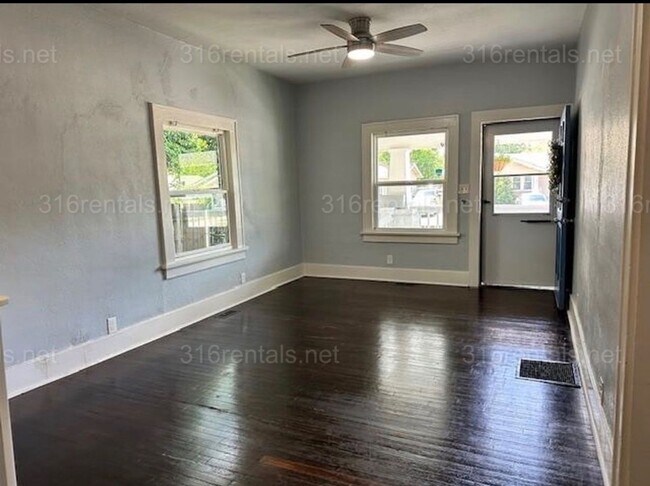 Building Photo - $1,249 - 3 bedroom / 1 bathroom - Single Family Home