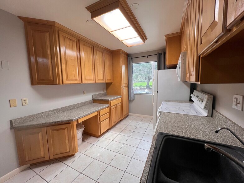 Building Photo - 2756 SW 14th Dr