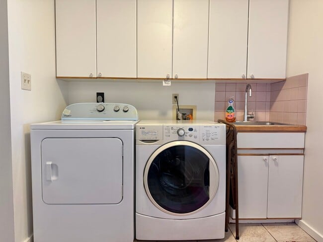 Building Photo - Beautiful 3 Bedroom / 2.5 Bathroom Home in Wailuku Heights!