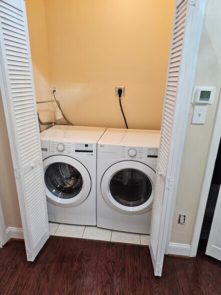 Full Size Laundry - 1919 Saint Paul St