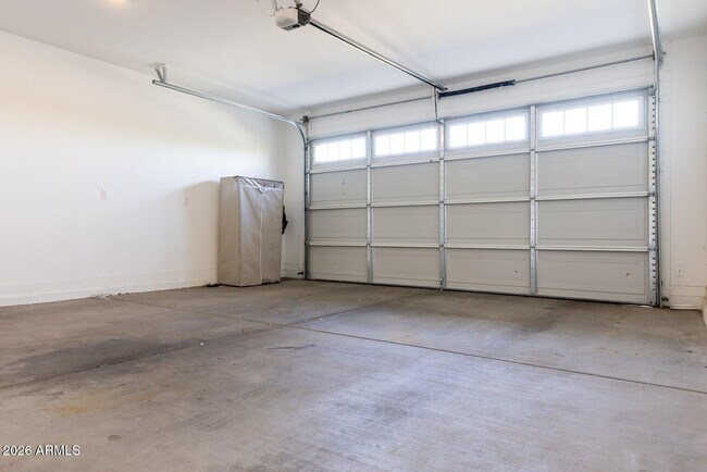 Building Photo - 9115 W Glenrosa Ave