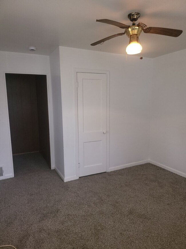 Building Photo - 3 bedroom Eastpointe $1250