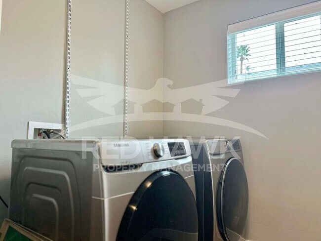 Building Photo - 909 W 17th Pl