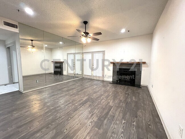 Building Photo - Ground-Level 1/1 Open Condo in Dallas!