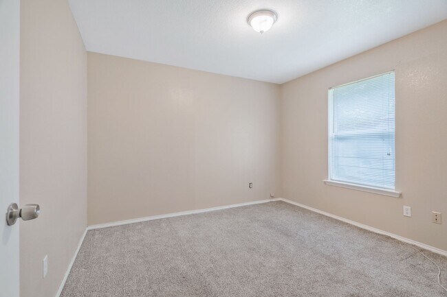 Building Photo - 203 Cain Dr