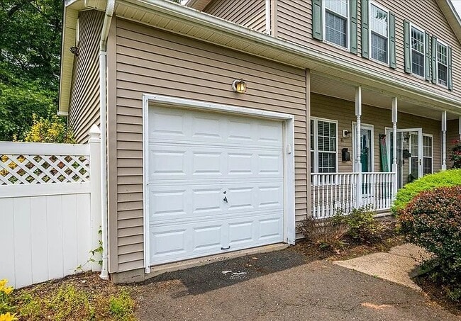 Building Photo - 73-81-81 Mariners Ct