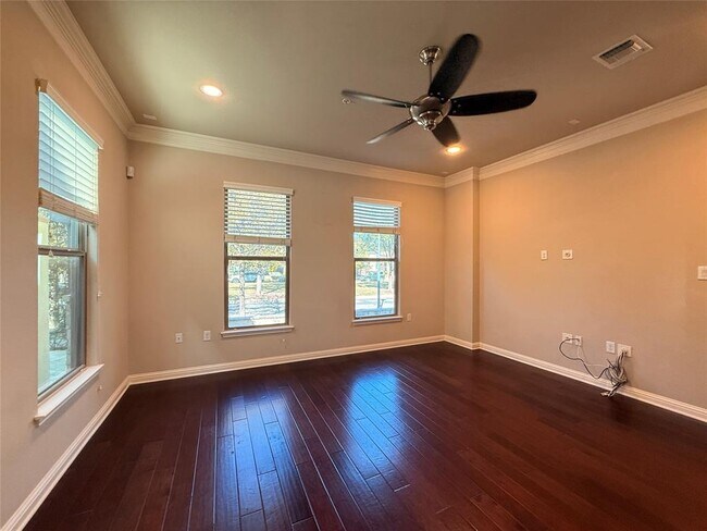 Building Photo - 2021 Simond Ave