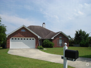 Building Photo - Will not last long. 3 bedroom 2 1/2 Bath b...