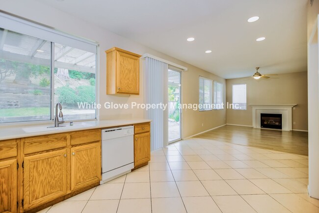 Building Photo - 4 Bedroom in Fullerton's Somerset Gated Co...