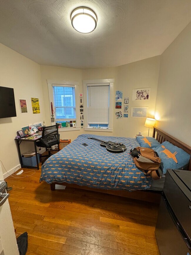 Building Photo - Townhouse perfect for "Socially Inclined" Students.  Get $1,000 upon closing!   TV's & mini-fridg...