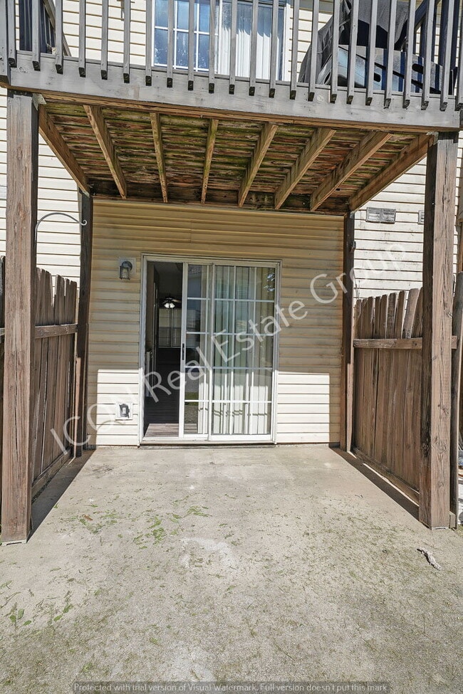 Building Photo - 3/2 Ground Floor apartment with new floori...