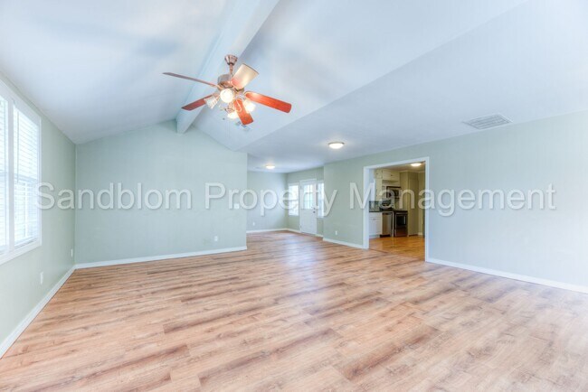 Building Photo - FOR LEASE | Tulsa | $1500 Rent | 3 Bed, 2 Bath Home