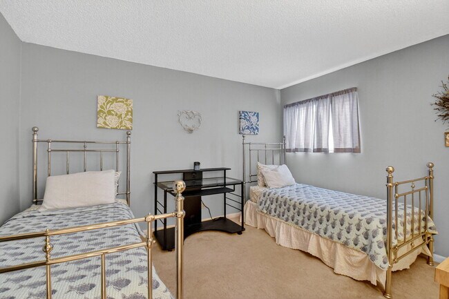 Building Photo - 5560 Fairway Park Dr