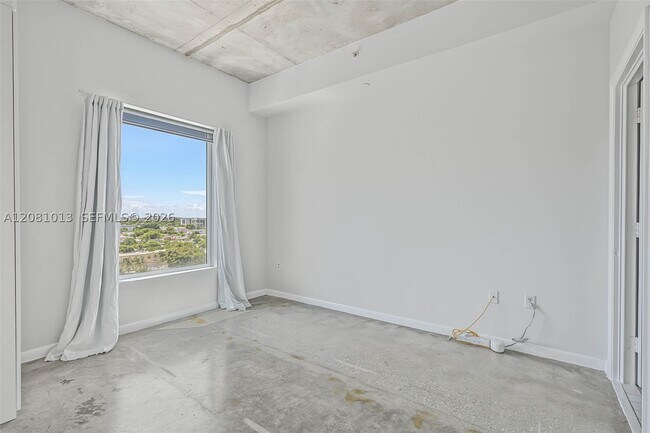 Building Photo - 10 SW South River Dr