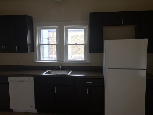 Building Photo - 721 E Center St