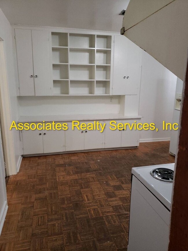 Building Photo - Large House, Close to Campus