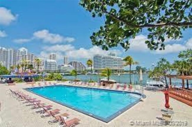 Building Photo - 905 Brickell Bay Dr