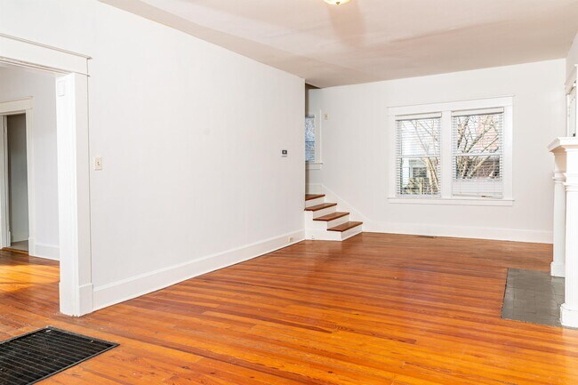 Building Photo - 180 Rosemont Garden