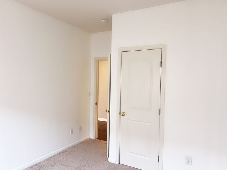 Building Photo - 9359 Ironstone Way