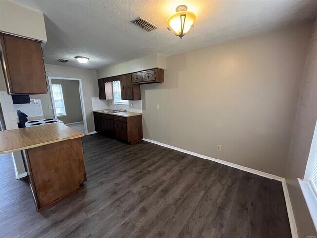 Building Photo - Spacious 4BR/2BA Home In Montgomery, AL