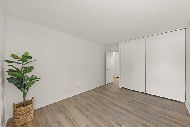 Building Photo - 5821 Oakwood Dr