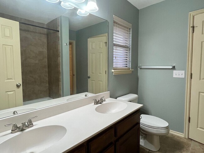 Building Photo - Gorgeous 4 Bed 2 Bath In Edmond