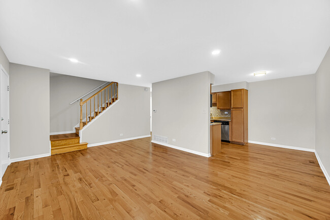 Building Photo - 2301 Knollwood Cir