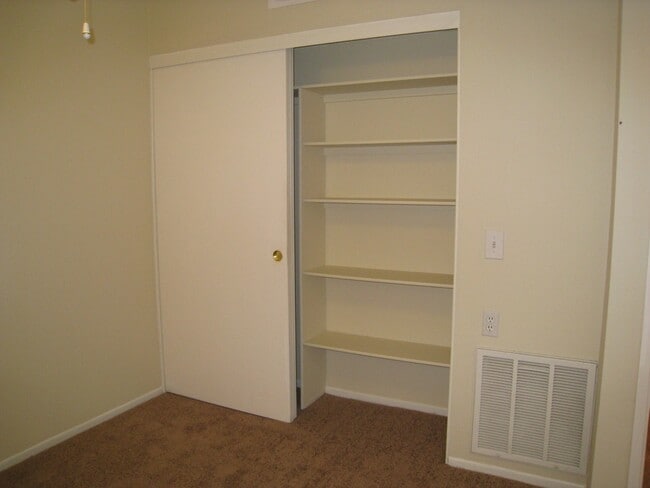 Building Photo - SPARKLING CONDO, UPPER UNIT!