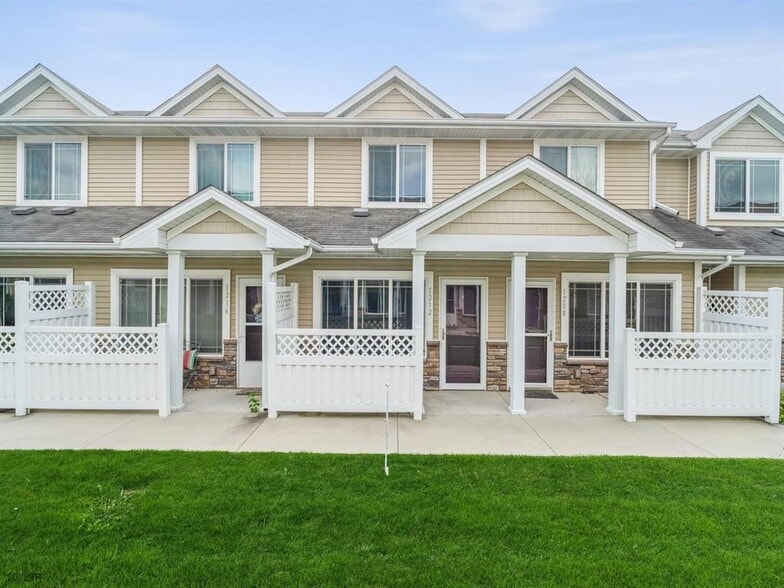 Primary Photo - 1212 NE 7th Ln