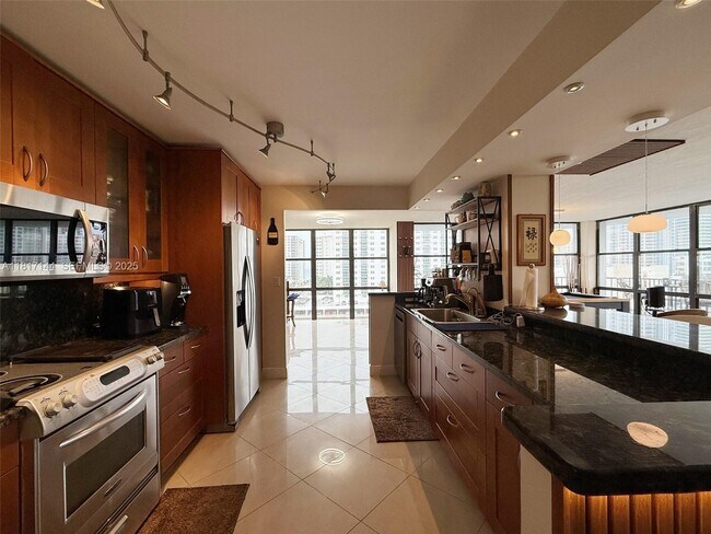 Building Photo - 800 Parkview Dr