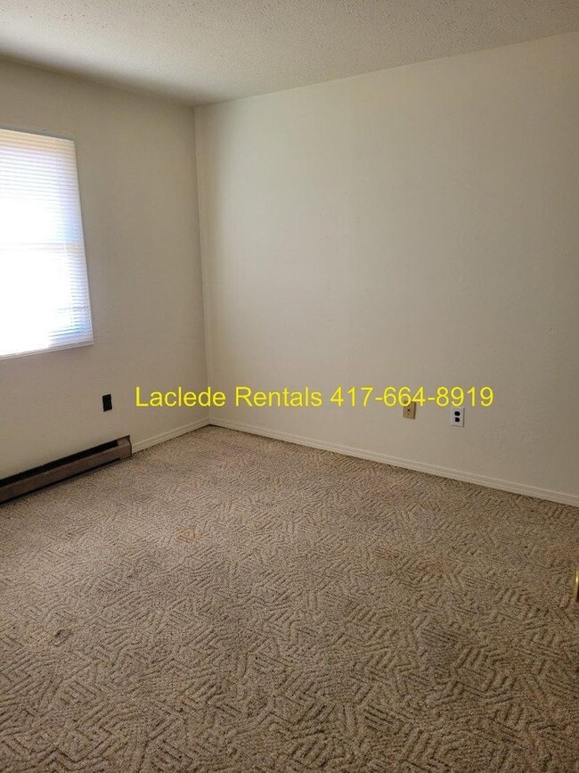 Building Photo - 2 BEDROOM 1 BATHROOM APARTMENT FOR RENT