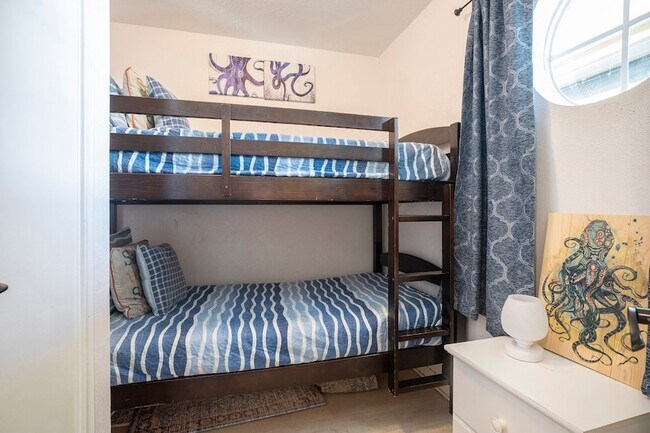 Building Photo - 6300 Seawall Blvd