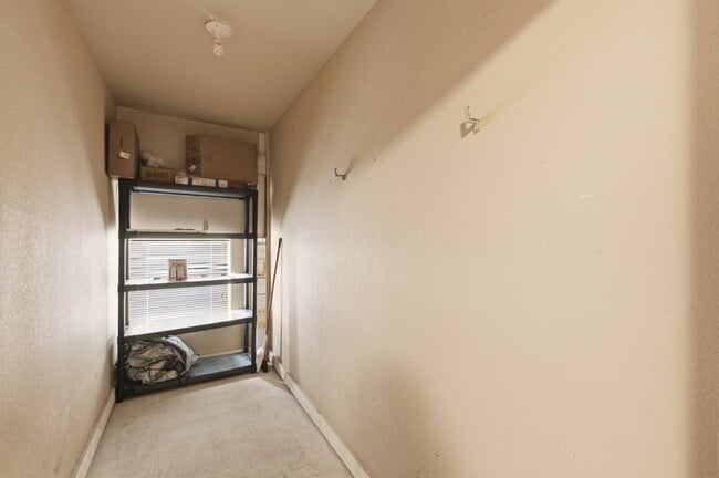 Building Photo - Beautiful 1 Bedroom Condo - Carport, Community and Gym available ASAP!