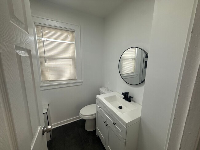 Building Photo - Available Now - Single Family House 5 Bedroom 2 Bath located in Roseland Area