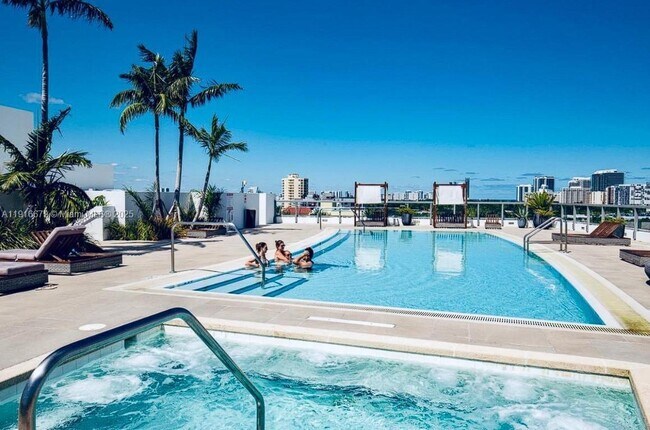 Building Photo - 9261 E Bay Harbor Dr