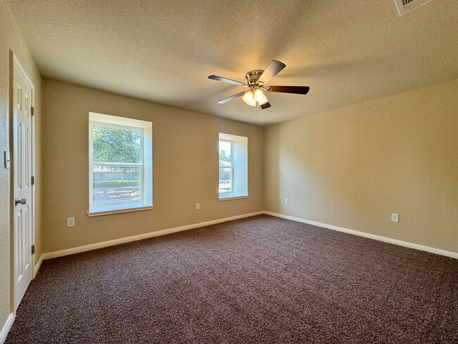 Building Photo - Townhome *LEASING SPECIAL AVAILABLE*