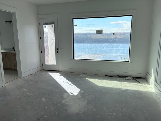 Building Photo - Luxury Living Near Sand Hollow – Spacious ...
