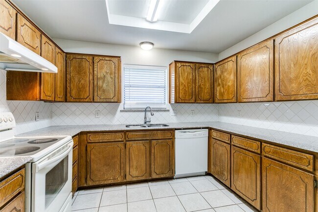 Building Photo - 215 Meadowbrook Ln