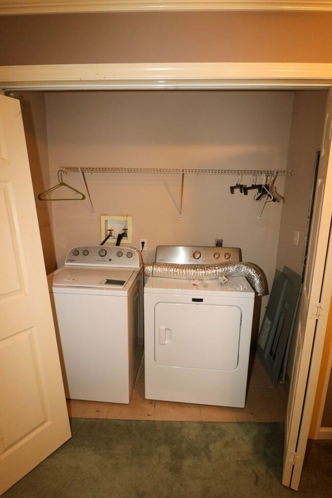 Building Photo - Wonderful Lake Home