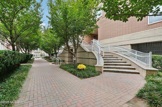 Building Photo - 368 Rector St
