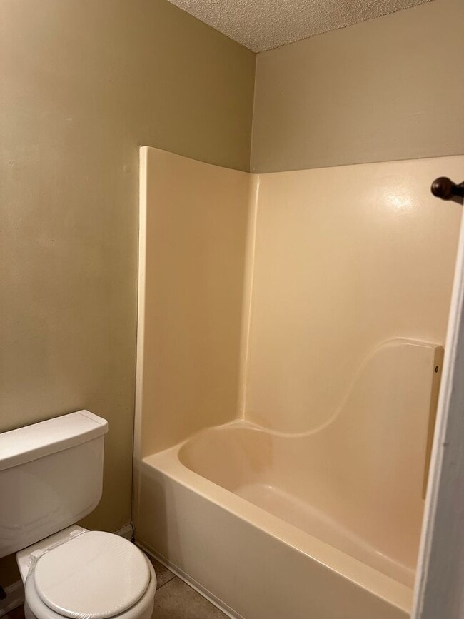 Building Photo - 3 Bedroom 2 Bath Pet Friendly Home.