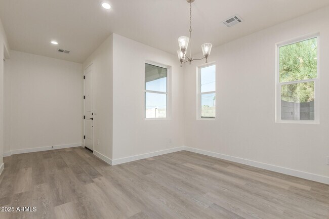 Building Photo - 957 E Desert Ln