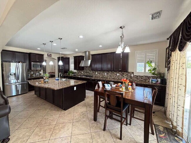 Building Photo - 2595 E Ebony Dr