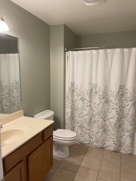 Quest/Kids Bath w/ Shower/Tub - 164 Tyler Cv