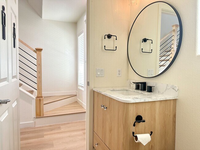 Building Photo - Move-in Incentive! TWO FREE WEEKS OF RENT