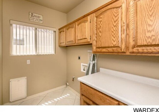 Building Photo - 4 Bedroom House Across from Golf Course!