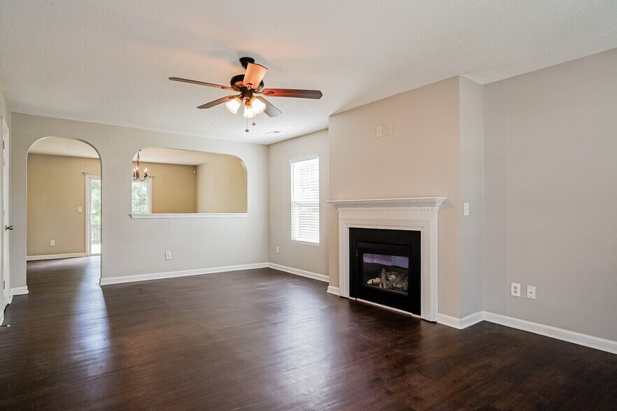Building Photo - 3052 Van Dorn Rd